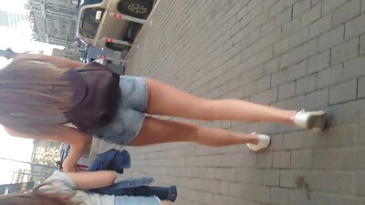 සිහින් සිරුරක් ඇති Brunette gal ට අවශ්‍ය වන්නේ ඇගේ අං සහිත යහළුවා තෘප්තිමත් කිරීමටයි
